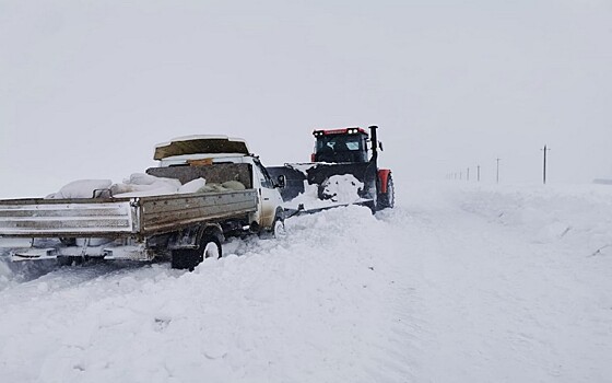 В Рязанской области два автомобиля застряли на заснеженной дороге