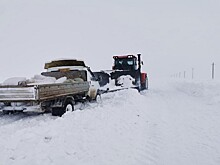 В Рязанской области два автомобиля застряли на заснеженной дороге