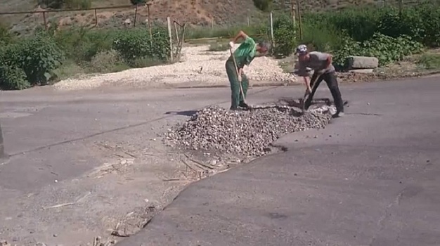 Волгоградцы своими силами взялись за ремонт размытых ливнями дорог