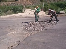 Волгоградцы своими силами взялись за ремонт размытых ливнями дорог