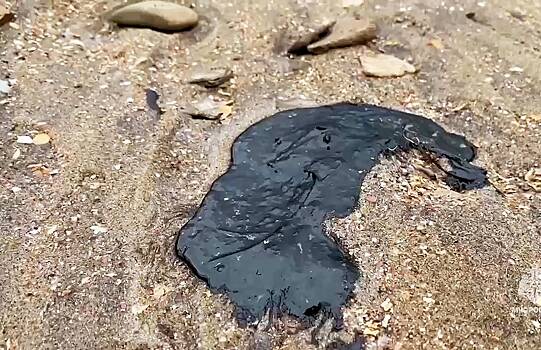 До восточной части Крыма добрался мазут с затонувших танкеров