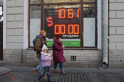 Стоит ли покупать дешевеющие доллары и евро: мнение экономиста