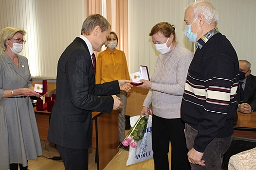 Восьми супружеским парам вручили в Екатеринбурге знаки "Совет да Любовь"