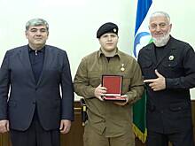 15-летний сын Кадырова пришел на свое награждение с золотым пистолетом