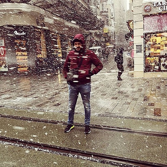 В Стамбуле - сильный снегопад. Из-за низкой видимости на несколько дней ввели запрет на судоходство по Босфору, а школьников перевели на удаленное обучение.