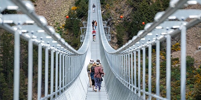Самый высокий в Европе подвесной пешеходный мост построили в Италии