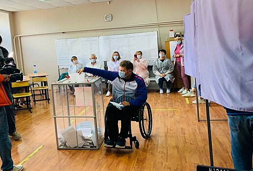 Паралимпиец Алексей Леонов проголосовал на выборах в Госдуму в Астрахани
