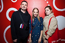 Сысоева пришла на презентацию Novikov Group & Evian в мультяшном платье, а Османн — в дерзкой косухе