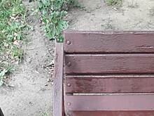 Сотрудники «Жилищника» покрасили урну и скамейку на Реутовской