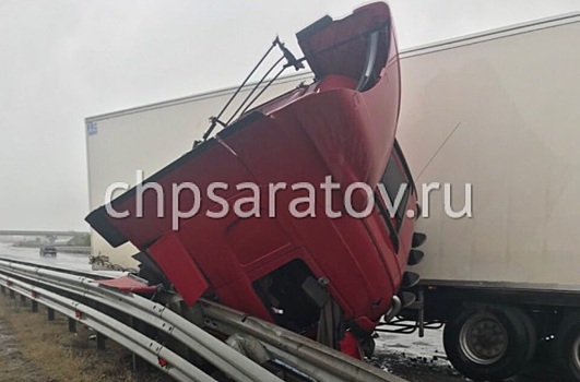 Под Энгельсом водитель большегруза влетел в ограждение и снес кабину