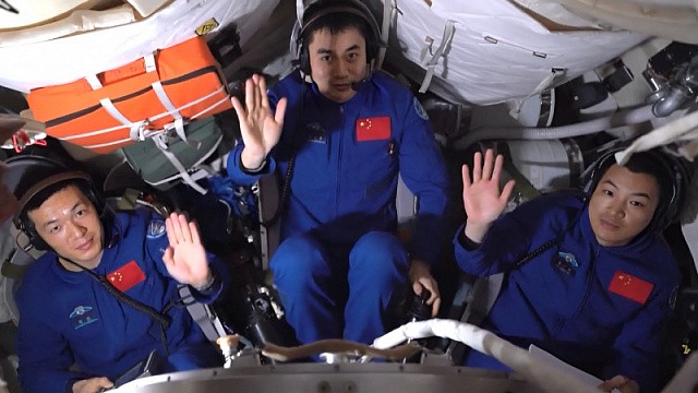 Члены экипажа миссии «Шэньчжоу-18»рассказали, что взяли с собой на космическую станцию из дома