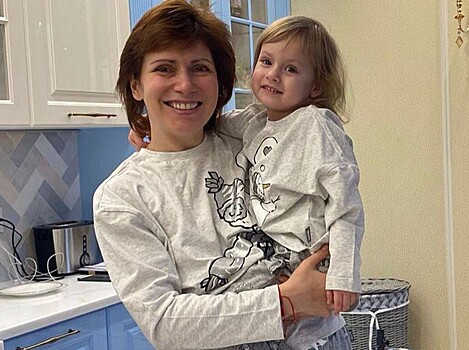 «Больше всех боялась мама»: 3-летняя дочь Светланы Зейналовой впервые встала на коньки