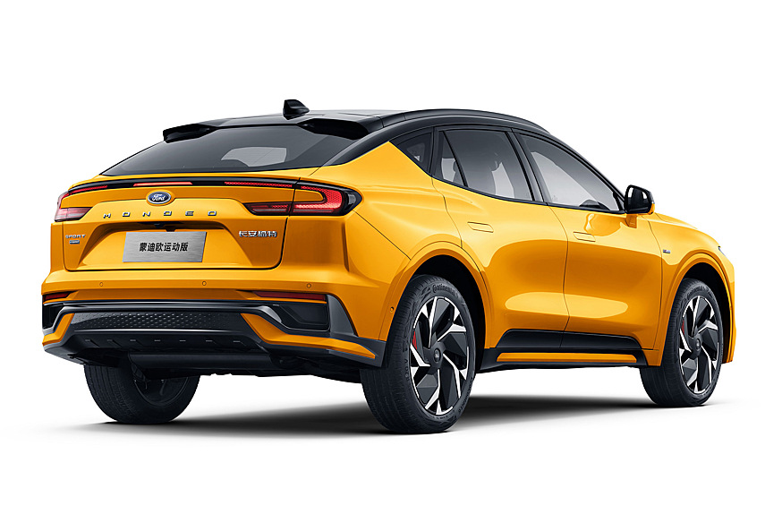 Однако если первоначально ему полагались 2,0-литровая 238-сильная «турбочетвёрка» и восьмиступенчатый автомат, то сейчас этот же мотор совмещён с электродвигателем и электромеханическим вариатором.