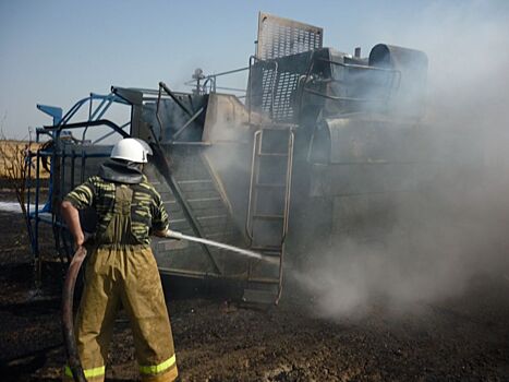 В разных районах Волгоградской области в воскресный день горели два комбайна