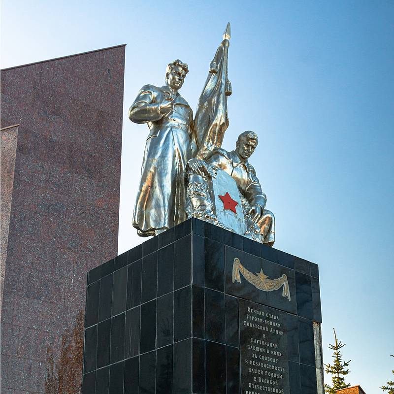 Жители Тульской области посетили мемориал «Скорбящий воин»