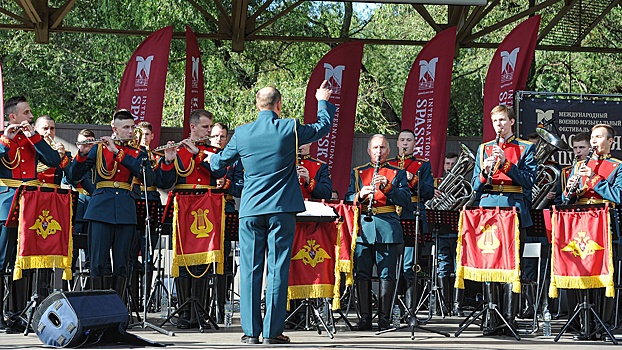 От оперы до рока: Военный Образцовый оркестр Почетного караула выступил в Измайловском парке