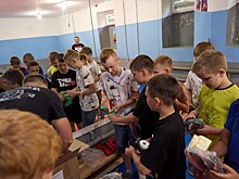 Волонтёры Дома народного единства передали школьникам Харцызска новый спортивный инвентарь