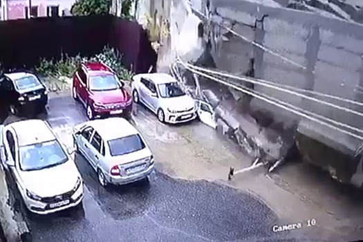 Рухнувшая стена повредила четыре машины в Кисловодске