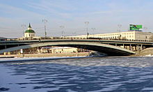 Дорожные рабочие спасли девушку на Большом Устьинском мосту в Москве