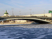 Дорожные рабочие спасли девушку на Большом Устьинском мосту в Москве