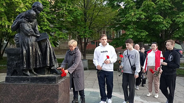 В Саратове возложили цветы в память о жертвах казанского скулшутинга