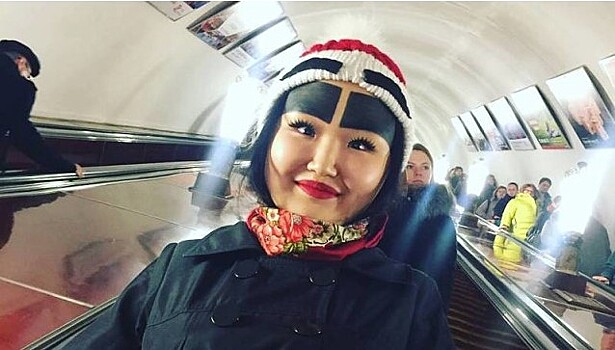 «Не жалея красок»: гигантские «брови-квадраты» сделали девушку из Якутии звездой соцсетей. Как сейчас выглядит блогер Анжелика Протодьяконова?