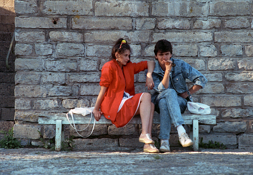  Молодые люди на скамейке, 1991 год