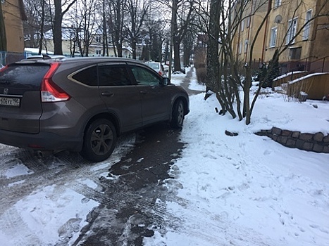 "Водитель, ты судак": на ул. Закавказской припаркованная машина перегородила тротуар