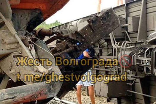 Baza: водитель КамАЗа и машинист поезда, столкнувшихся под Волгоградом, выжили