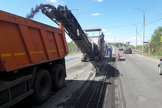 Машины объезжают по одной полосе: рабочие начали ремонтировать трассу Самара — Бугуруслан