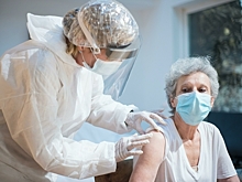 Итальянские хирурги призывают людей вакцинироваться от COVID-19