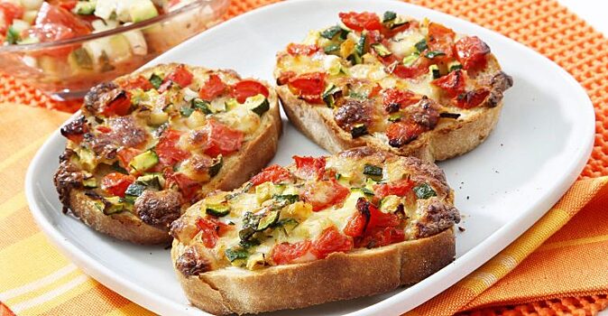 Рецепт горячих бутербродов с грибами и помидорами: получаются хрустящими, сочными и вкусными