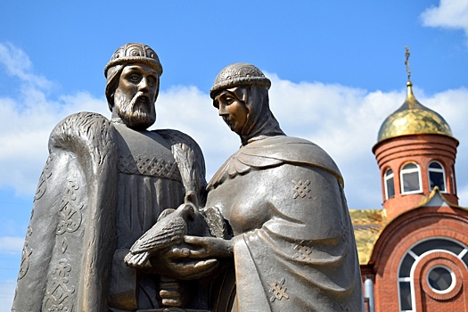 В Златоусте установили памятник святым покровителям семьи Петру и Февронии Муромским