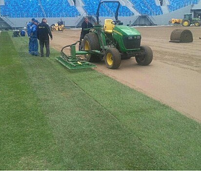 На стадионе в Петербурге начали укладывать новый газон