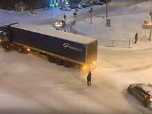 В Екатеринбурге женщина-пешеход помогла фуре на дороге