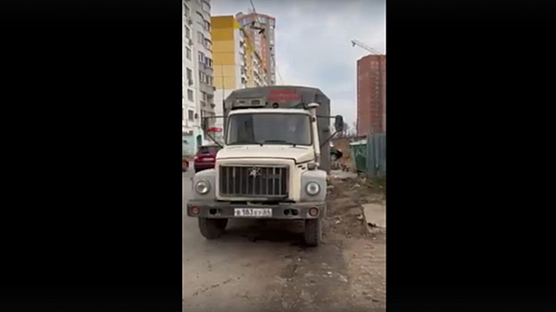 «Энгельс-Водоканал» уличили в сливе фекалий в мусорный бак рядом с жилыми домами