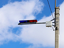 Кто и зачем ставит красно-синие мигалки на столбы