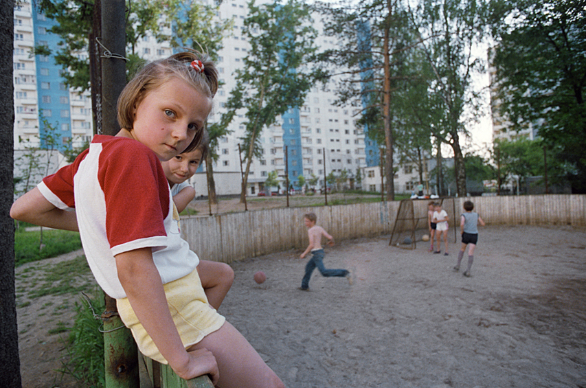 Юные москвички во время футбола в Солнцевском районе, 1991 год