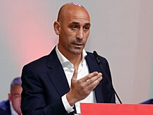 «Если бы Рубиалес мужчину поцеловал, ему грамоту выписали бы?» — главный тренер женской сборной России по футболу