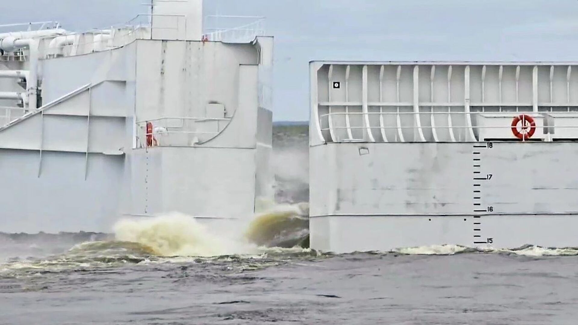 В Петербурге снова открыли дамбу