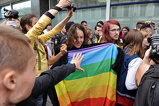 Госдуме предложили запретить в России ЛГБТ-флаг