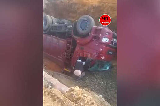 В Симферополе водитель выпрыгнул из самосвала за секунду до его падения в глубокую траншею