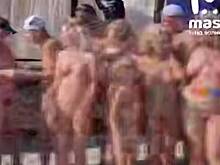 Голые россияне отметили День Нептуна на пляже на глазах у ребенка и попали на видео