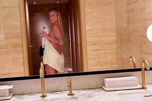 Певица Кеша снялась в полотенце на голое тело