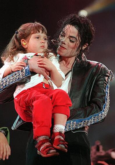 Майкл Джексон с дочерю Пэрис (1997 год)