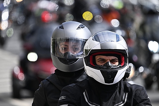 Мотоциклистам предложили разрешить езду по полосам для общественного транспорта