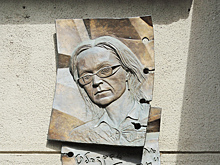 Неизвестные вандалы разбили мемориальную доску журналистки Анны Политковской