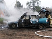 Водитель сбежал из горевшей машины, врезавшейся в бетонный столб