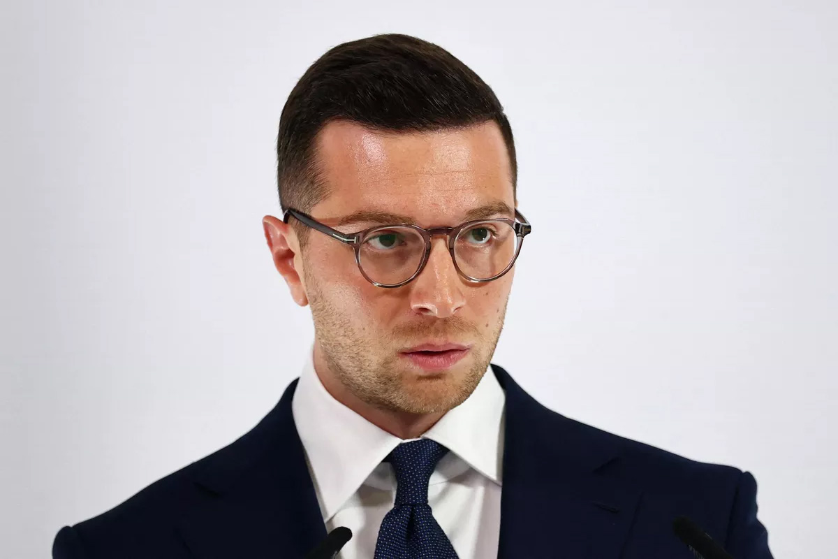 «Долой флаг ЕС!» Кандидат в президенты Франции пообещал очистить Елисейский дворец от евросимволов
