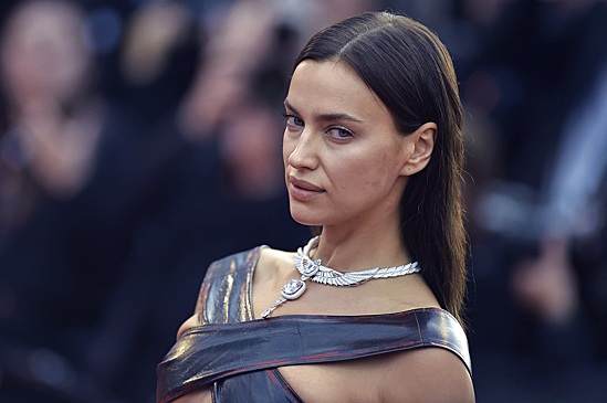 Ирина Шейк вышла на подиум в платье из тюля и бандажных лент